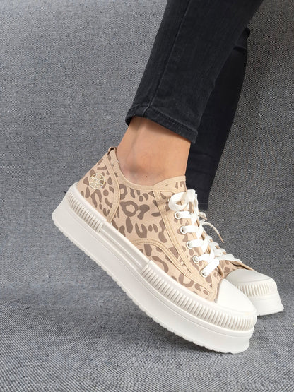 Chaussures baskets à motif léopard marron camel et blanc semelle compensée style converse