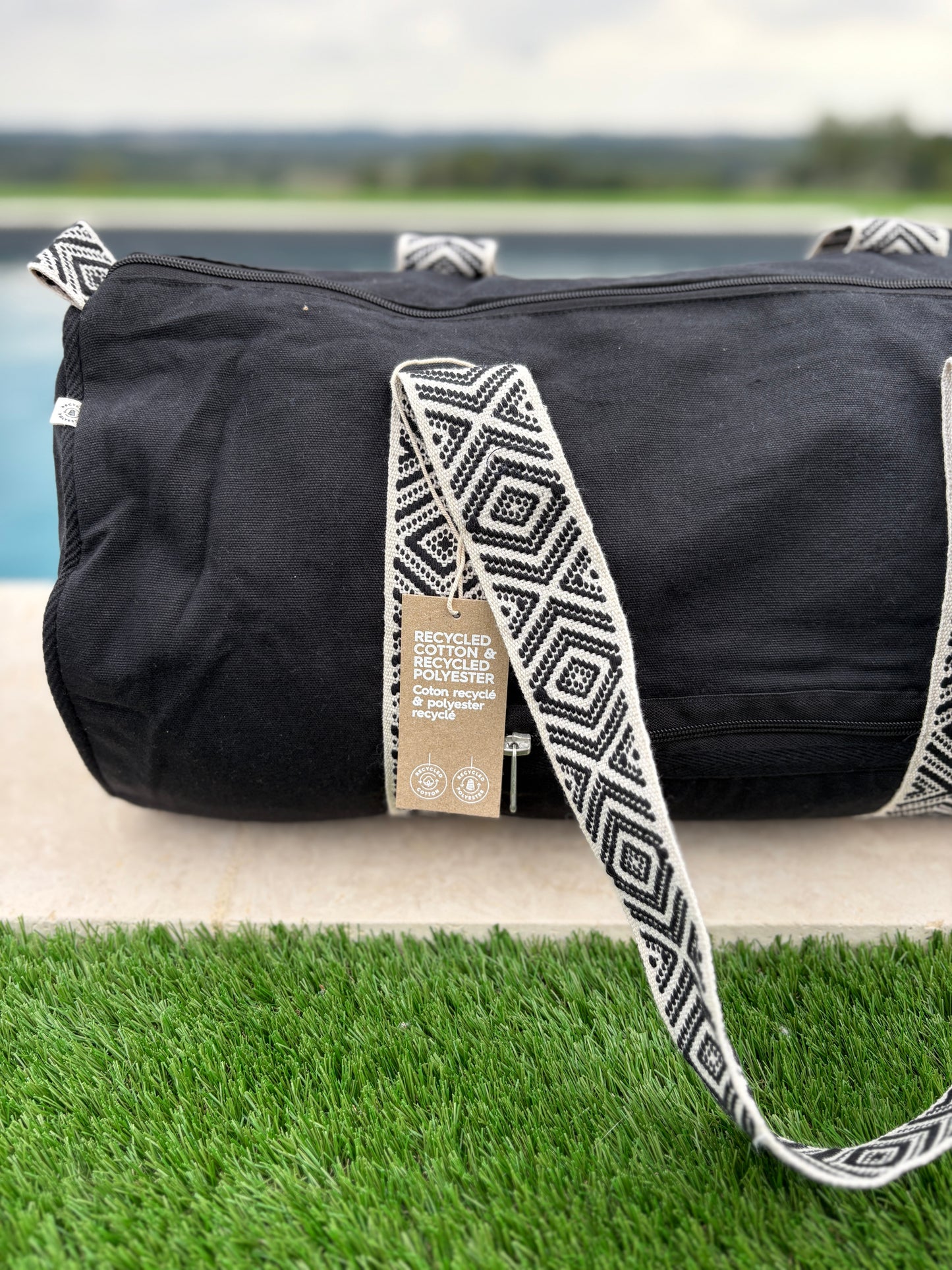 Sac polochon en coton tissu noir avec poignées motifs géométriques en noir et blanc