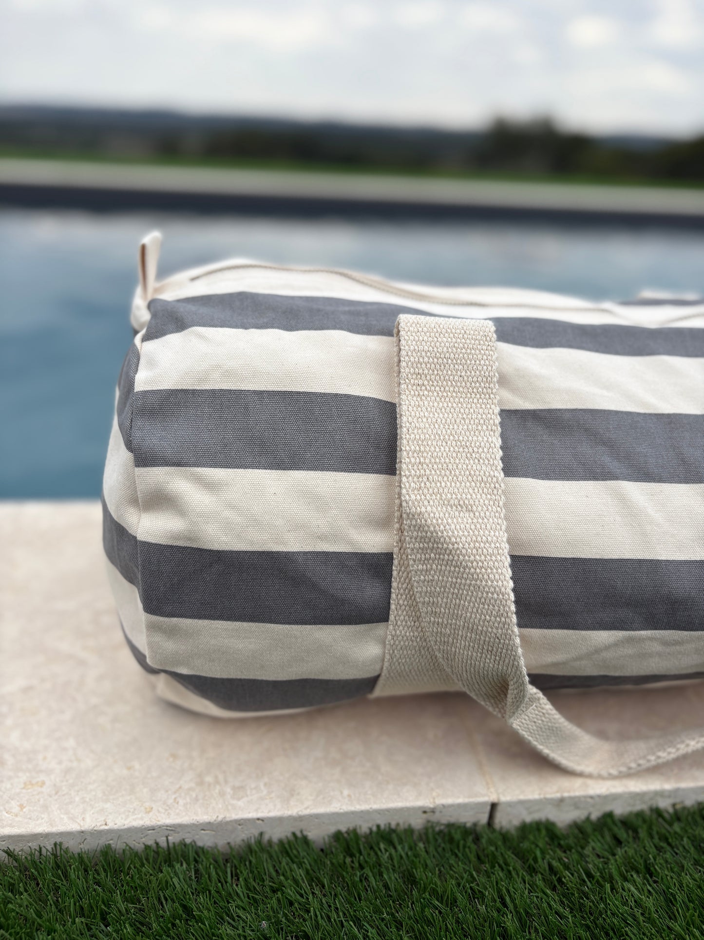 Sac polochon en coton rayé gris et blanc