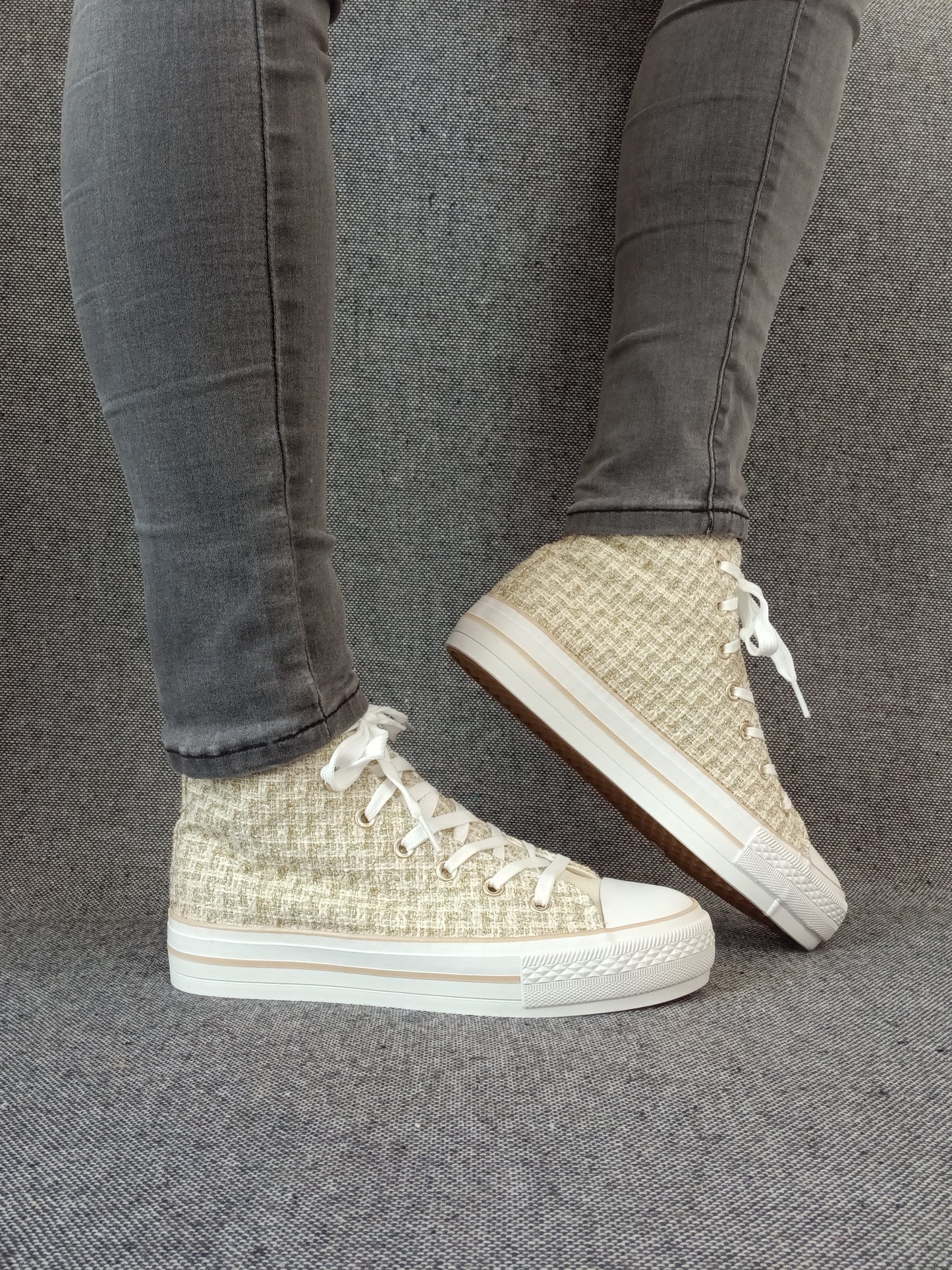 Chaussures baskets hautes en tissu texturé beige style converse