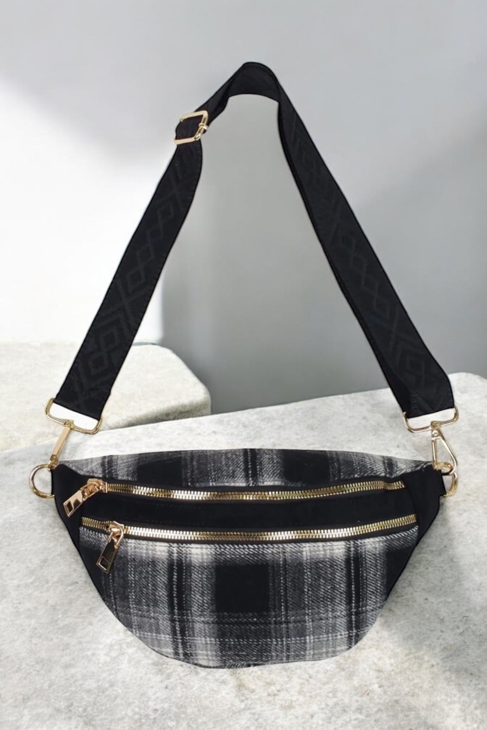 Sac banane en tissu motif écossais tons noirs sangle fantaisie