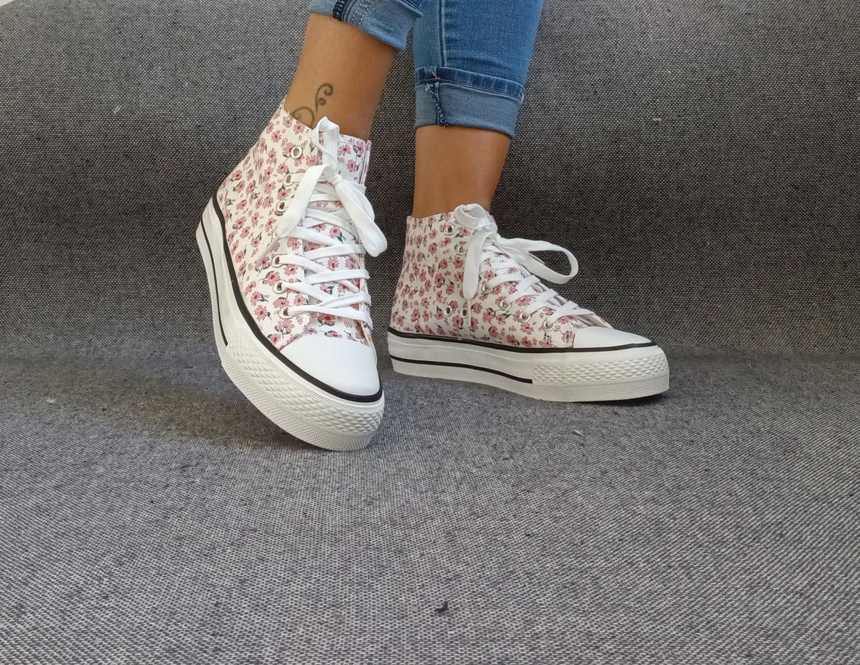 Baskets hautes motifs liberty fleurs roses en tissu type converse