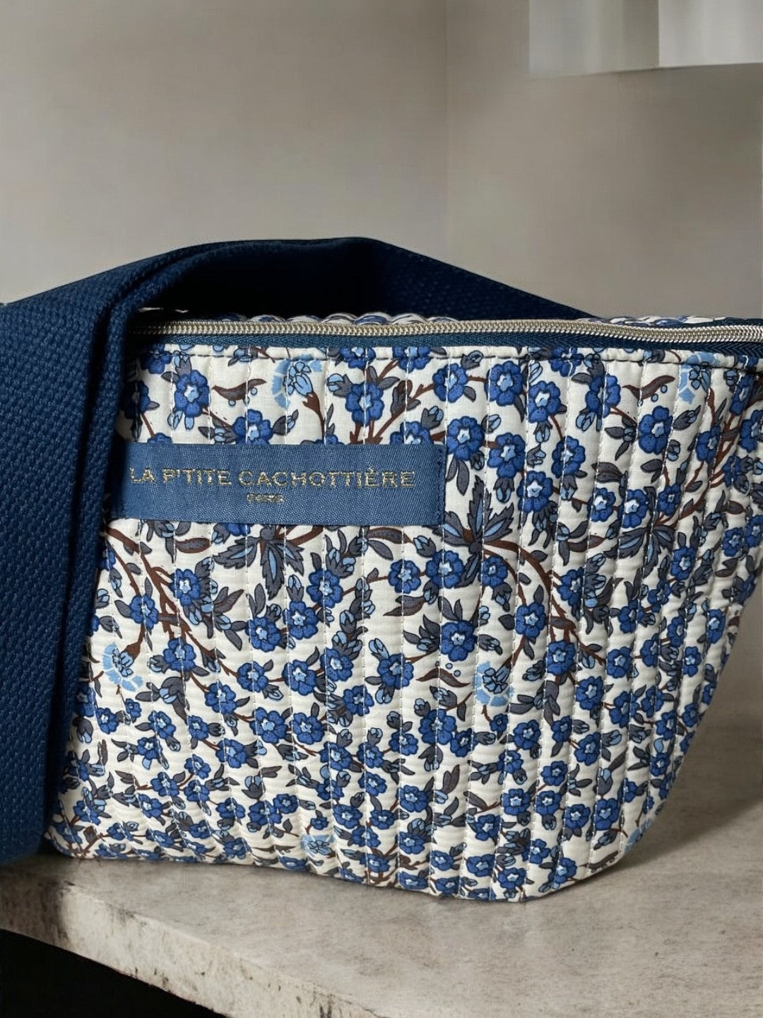 Sac banane en coton liberty fleuri bleu marine « La Ptite cachottière »