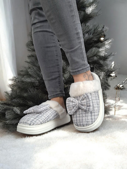 Chaussons fourrés bleu et blanc en tissu à carreaux avec noeud