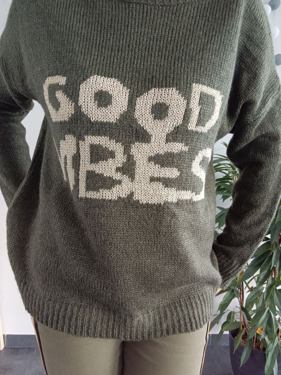 Pull mailles kaki inscription “good vibes” doré