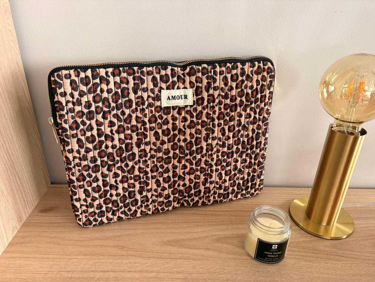 Pochette housse pour ordinateur en coton matelassé beige taupe motifs léopard couleur Noir et marron