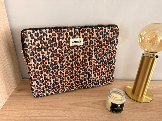 Pochette housse pour ordinateur en coton matelassé beige taupe motifs léopard couleur Noir et marron