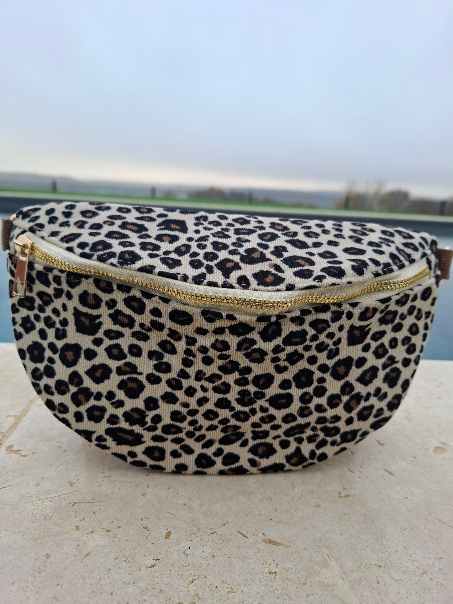 Sac banane en velours côtelé beige et noir imprimé léopard