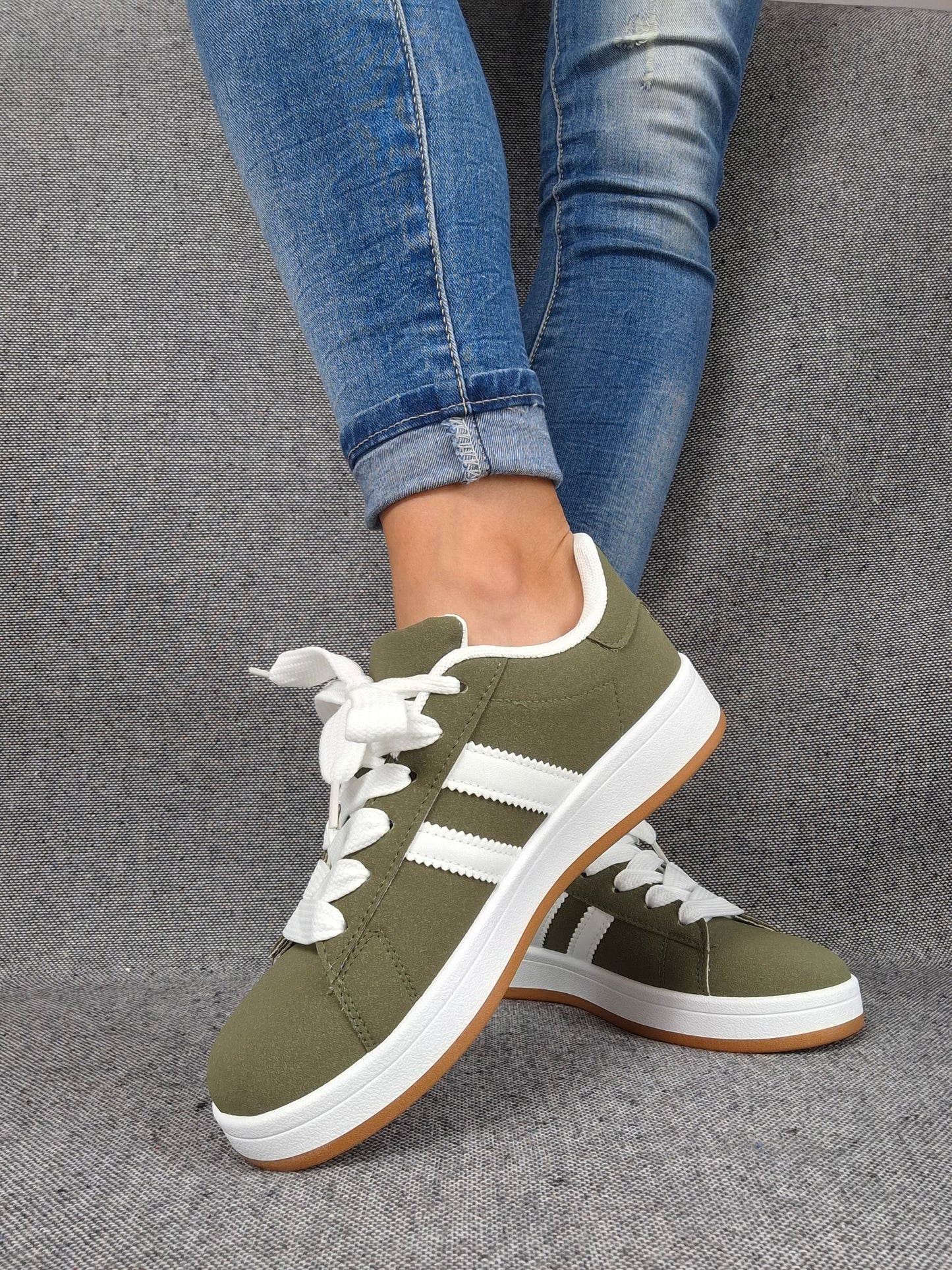Chaussures baskets basses kaki vert olive à bandes blanches style campus