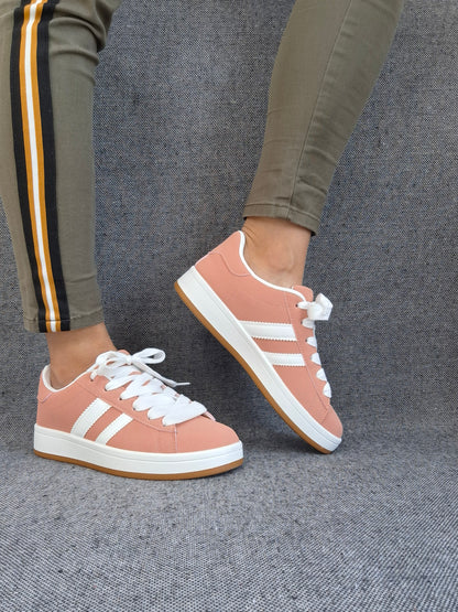 Chaussures baskets basses corail avec bandes blanches style sneakers campus