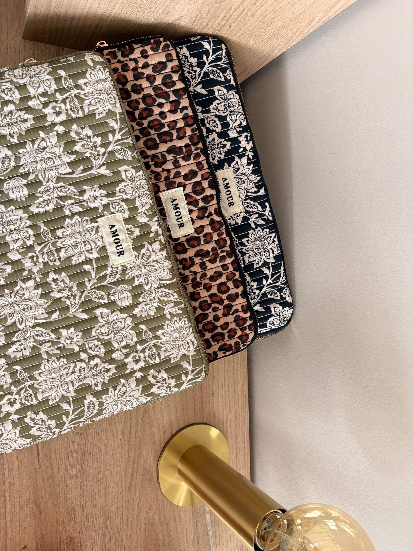 Pochette housse pour ordinateur en coton matelassé beige taupe motifs léopard couleur Noir et marron