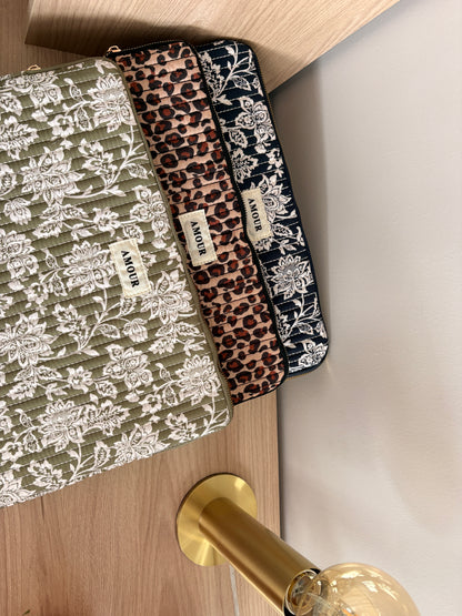 Pochette housse pour ordinateur en coton matelassé beige taupe motifs léopard couleur Noir et marron