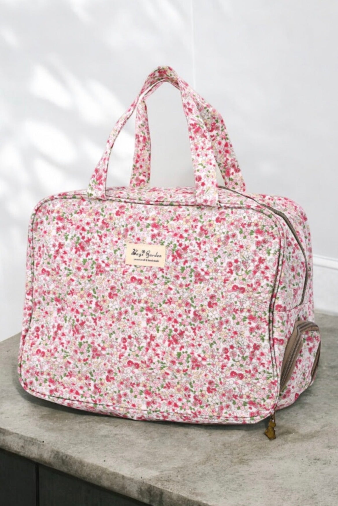 Sac polochon week-end rose motif liberty floral fleurs roses et blanches