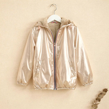 Imperméable fille Laura Jo doré, veste courte doublée, capuche en fausse fourrure, fermeture éclair centrale et pocheslatérales.