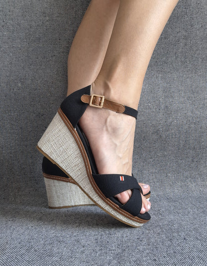 Chaussures sandales compensées tissu à lanières noire et semelle beige