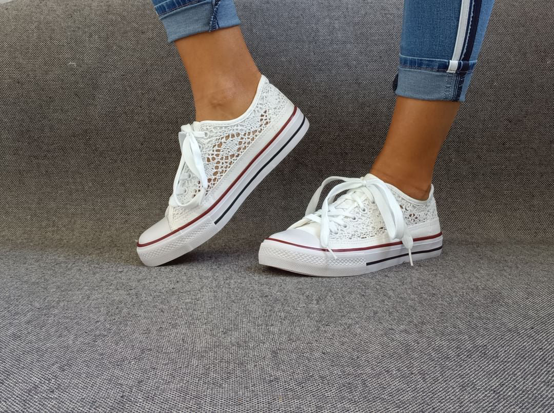 Baskets à dentelle blanche basse en tissu style Converse