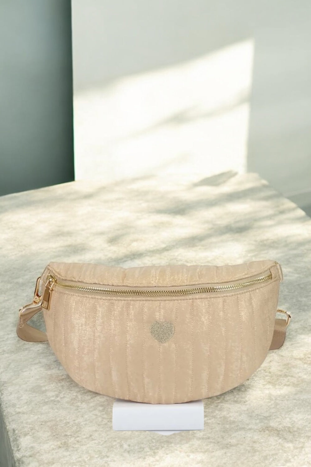 Sac banane en tissu irisé texturé relief élégant écru