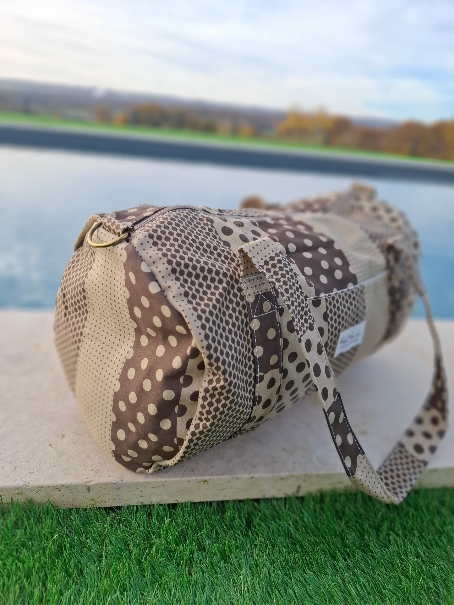 Sac polochon week end de voyage en tissu coton patchwork motifs à pois marron et taupe