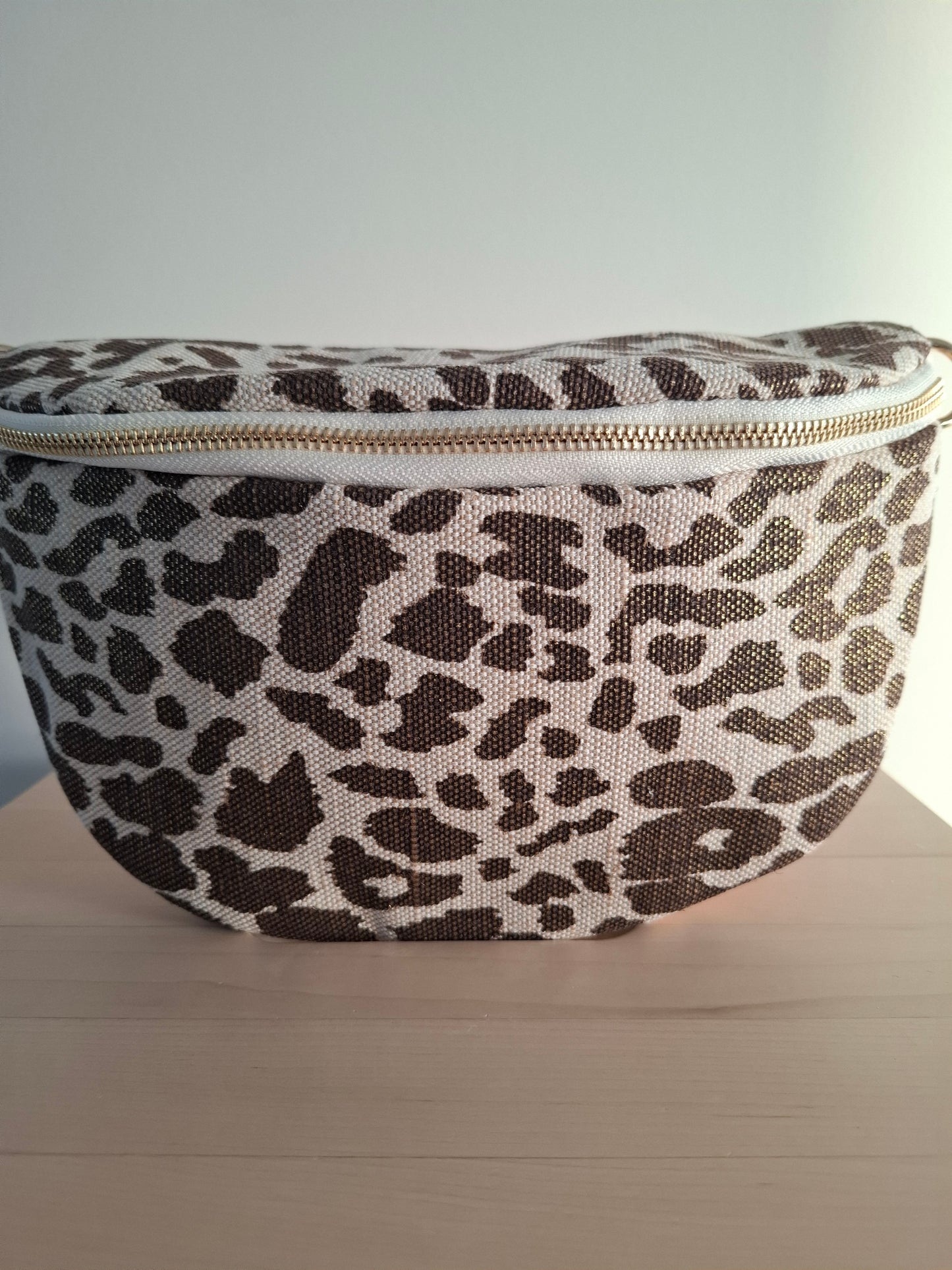 Sac banane en tissu motif léopard teintes marron et beige