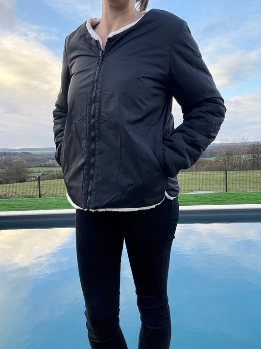 Laura Jo - Veste courte reversible noire avec doublure en sherpa beige