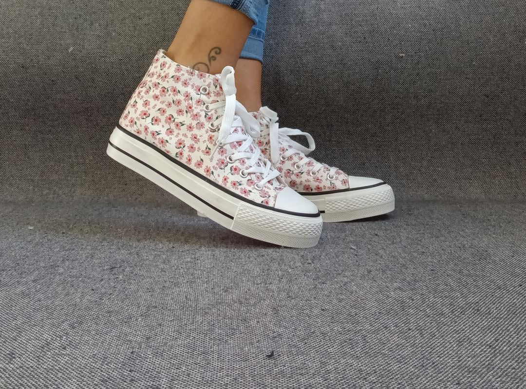 Baskets hautes motifs liberty fleurs roses en tissu type converse