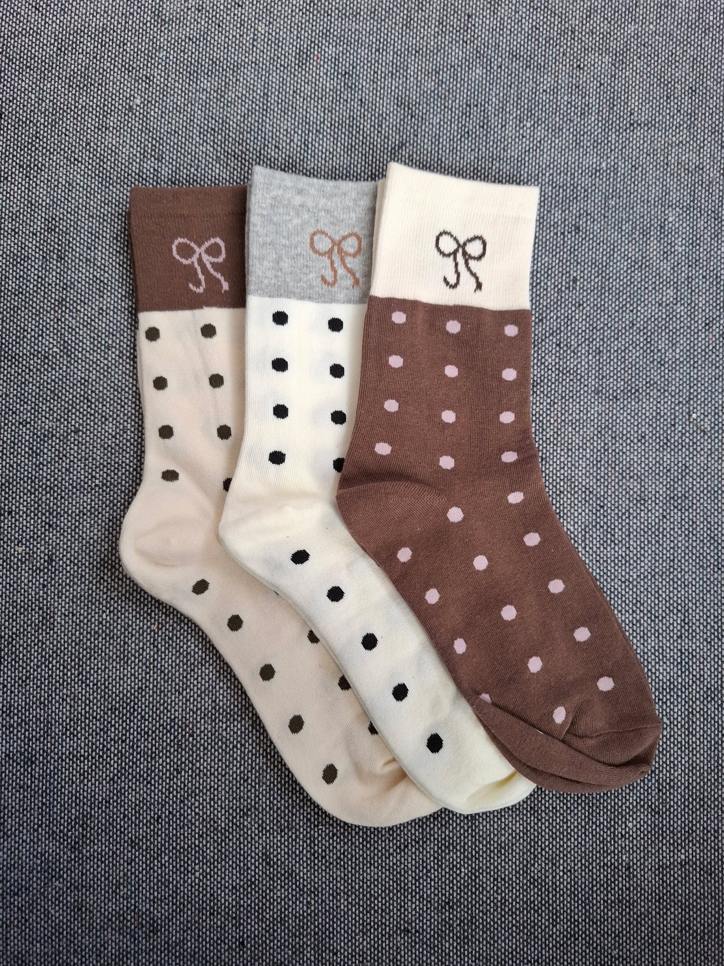 Paire de chaussettes marrons en coton à pois rose avec bordure blanche et motif nœud noir