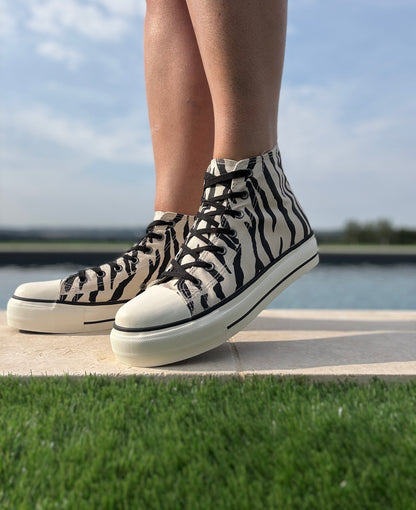 Chaussures baskets hautes en toile motif zèbre noir et blanc style converse