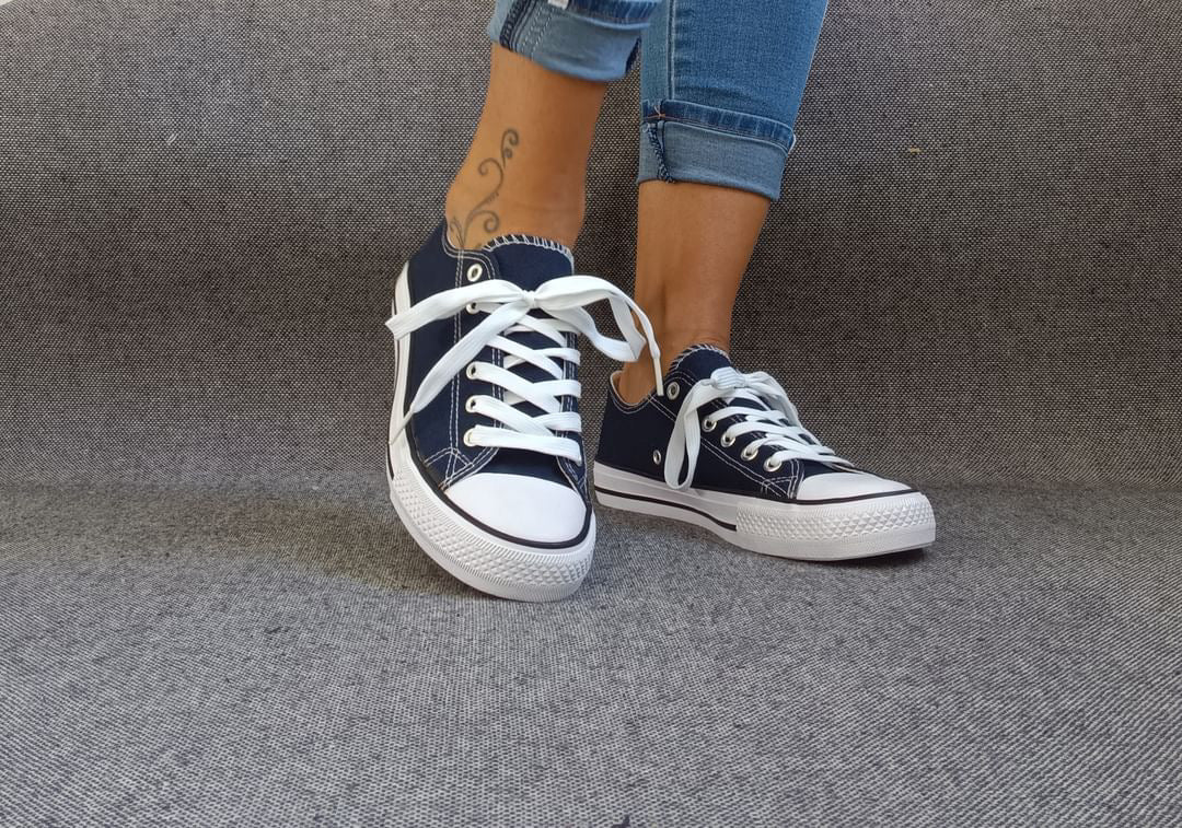 Baskets basses bleu marine et blanc type converse