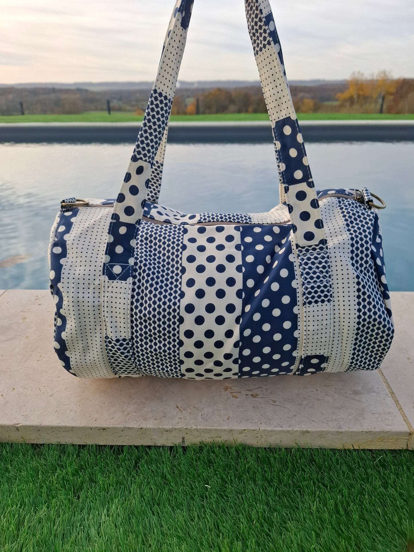 Sac polochon week end de voyage en tissu coton patchwork motifs à pois bleu marine et blanc