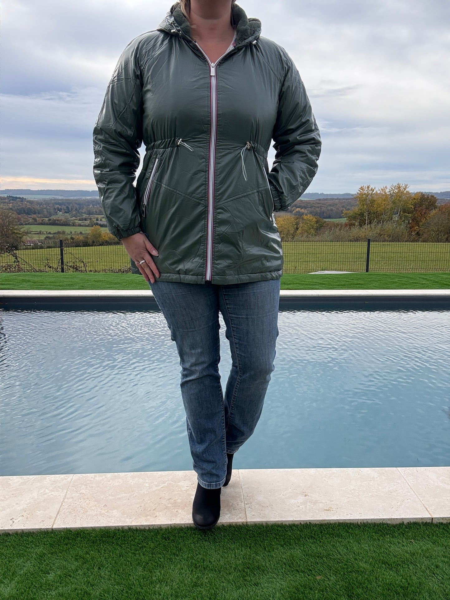 Attrait Paris - Manteau mi-long imperméable fourré resserrable à la taille kaki brillant