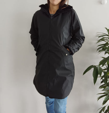 Melya Melody - Manteau long mi cuisses type ciré imperméable fourré réversible noir