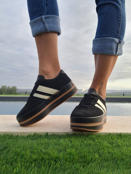 Chaussures baskets basses compensées noir avec bandes blanches style sneakers campus