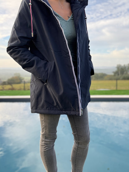Manteau imperméable mi long fourré en fausse fourrure bleu marine