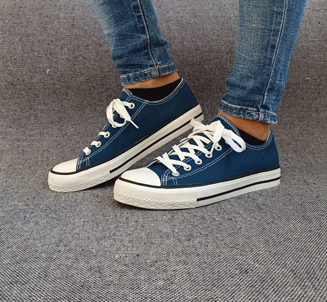 Chaussures baskets basses toile bleu pétrole style Converse