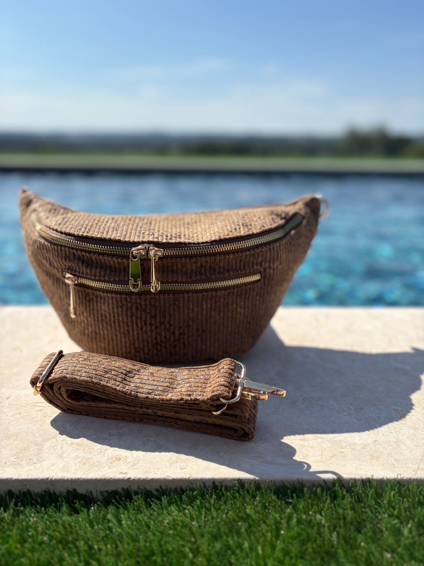 Sac banane XL en velours côtelé taupe imprimé léopard 2 poches