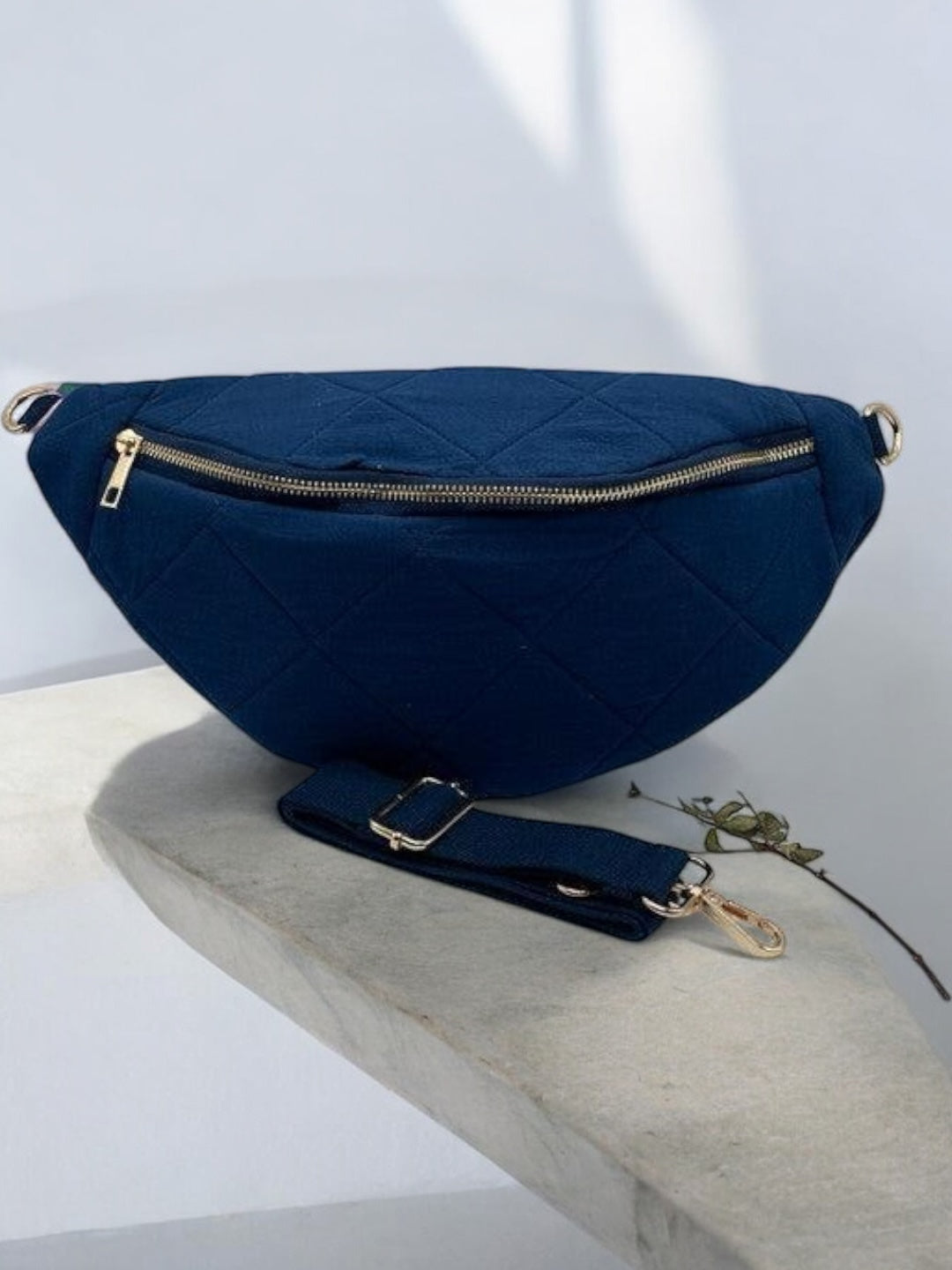 Sac banane gaze de coton matelassé bleu marine