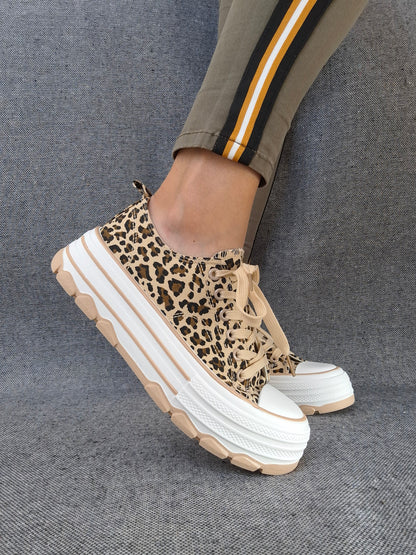Chaussures baskets beiges et blanches motif léopard semelles plate-forme style converse