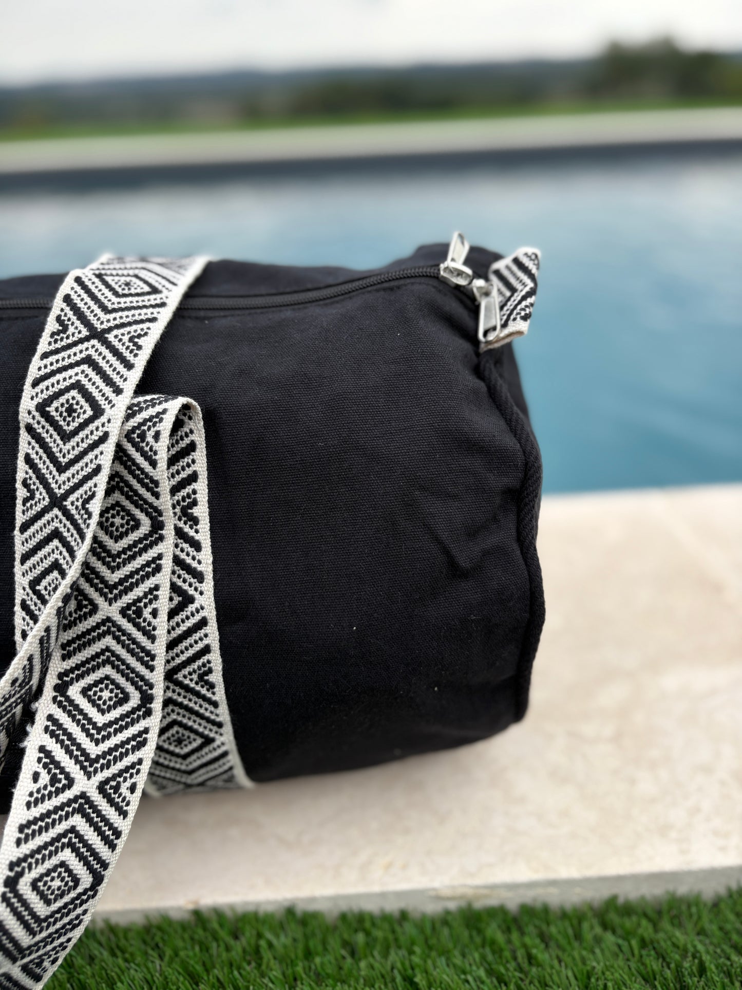 Sac polochon en coton tissu noir avec poignées motifs géométriques en noir et blanc
