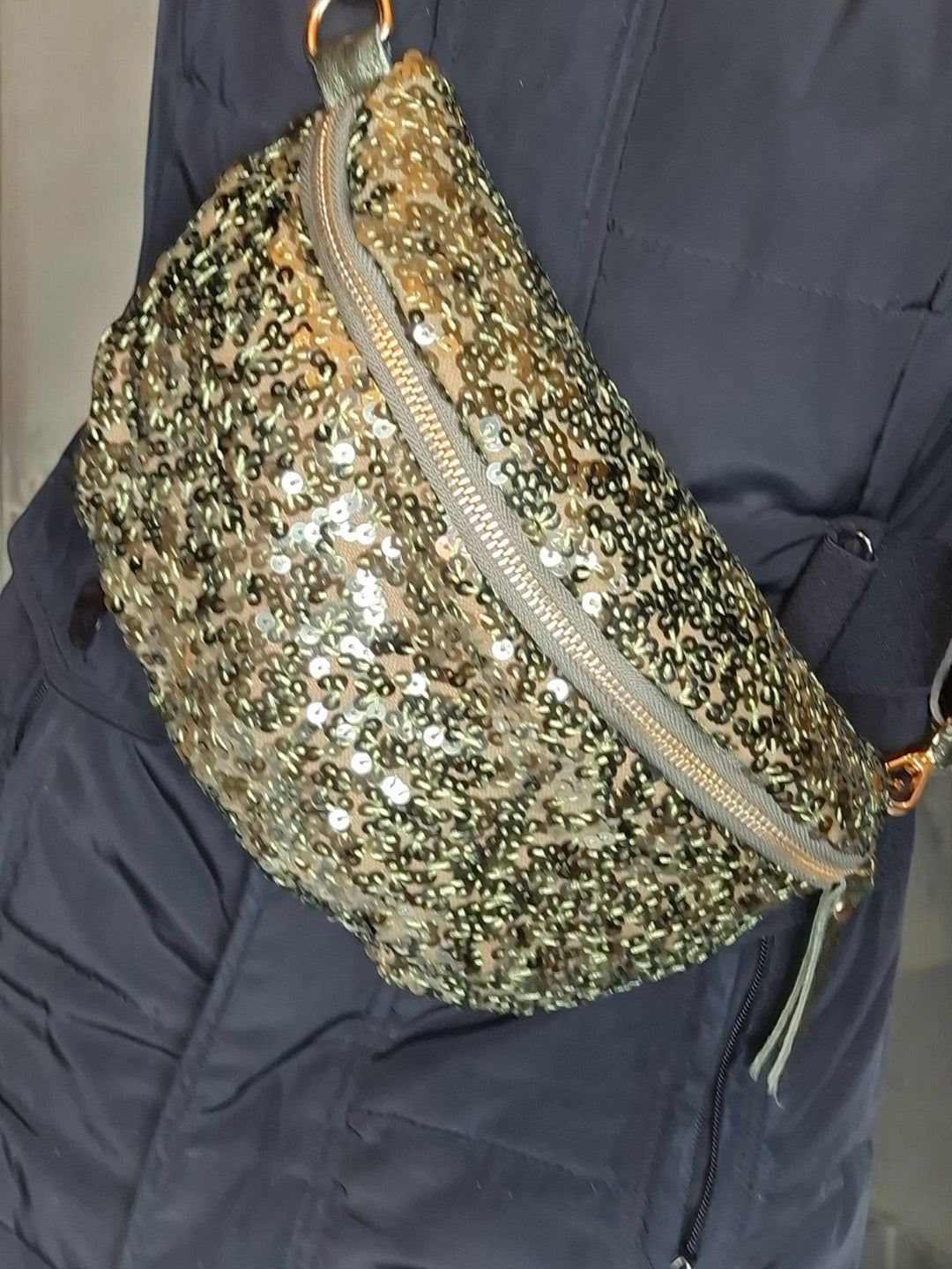 Sac banane tissu et sequins vert kaki