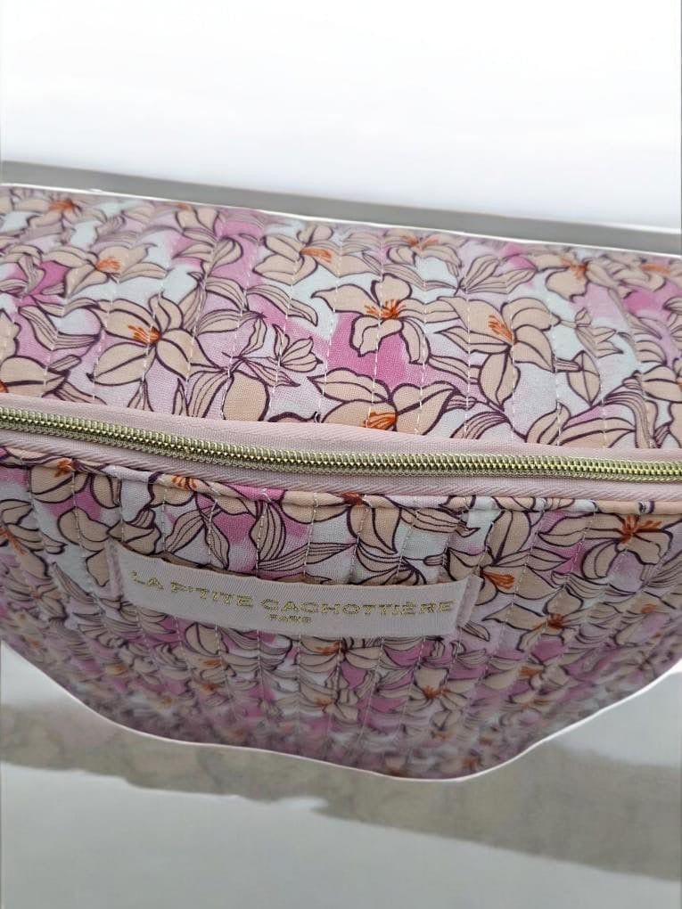 Sac banane floral rose en coton Liberty, fermeture zippée dorée et poche intérieure, label La Ptite Cachottière.