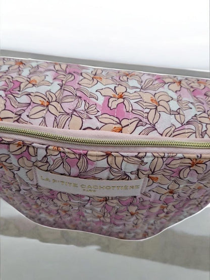 Sac banane floral rose en coton Liberty, fermeture zippée dorée et poche intérieure, label La Ptite Cachottière.