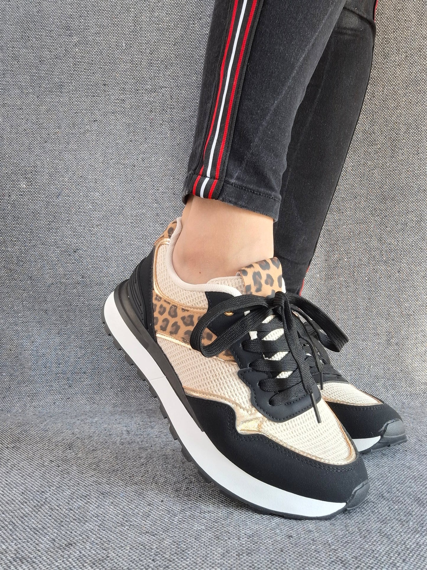Chaussures baskets en tissu beige et noir avec un motif léopard style sneakers