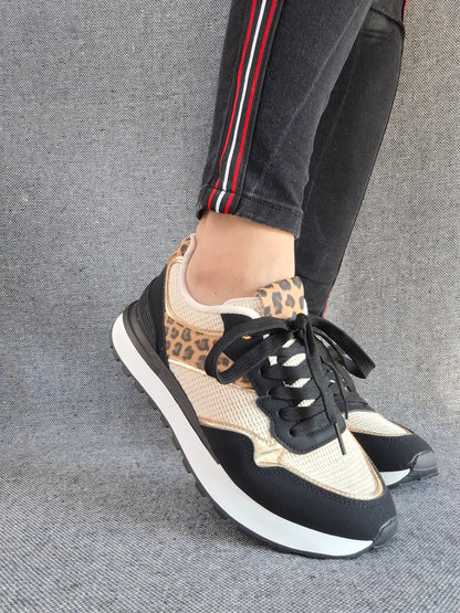 Chaussures baskets en tissu beige et noir avec un motif léopard style sneakers