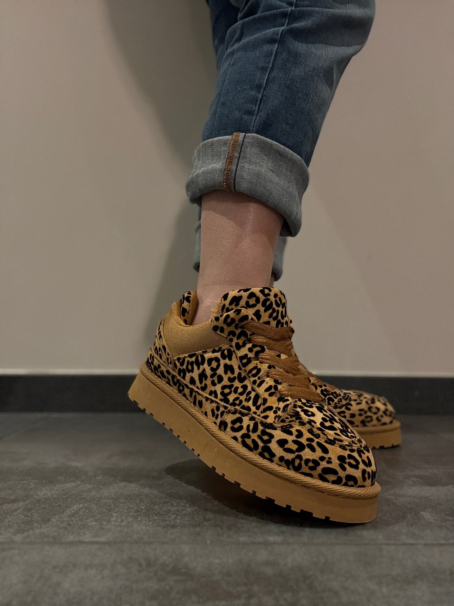Chaussures baskets basses légèrement compensées fourrées motif léopard style sneakers