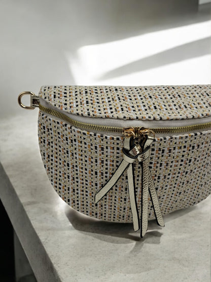 Sac banane en tissu à motif texturé noir, beige et camel sangle fantaisie
