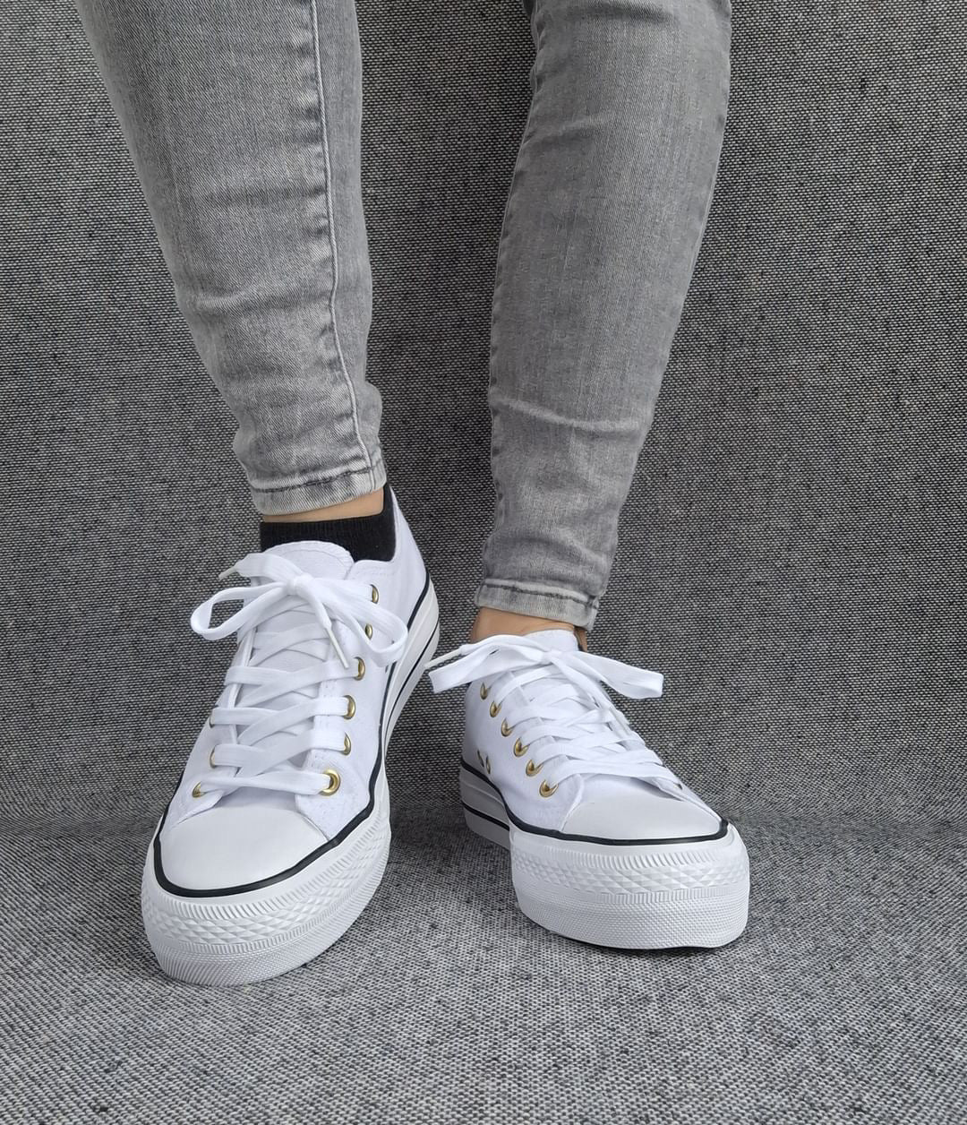 Chaussures baskets basses en toile blanche avec inscription “Amor” style converse