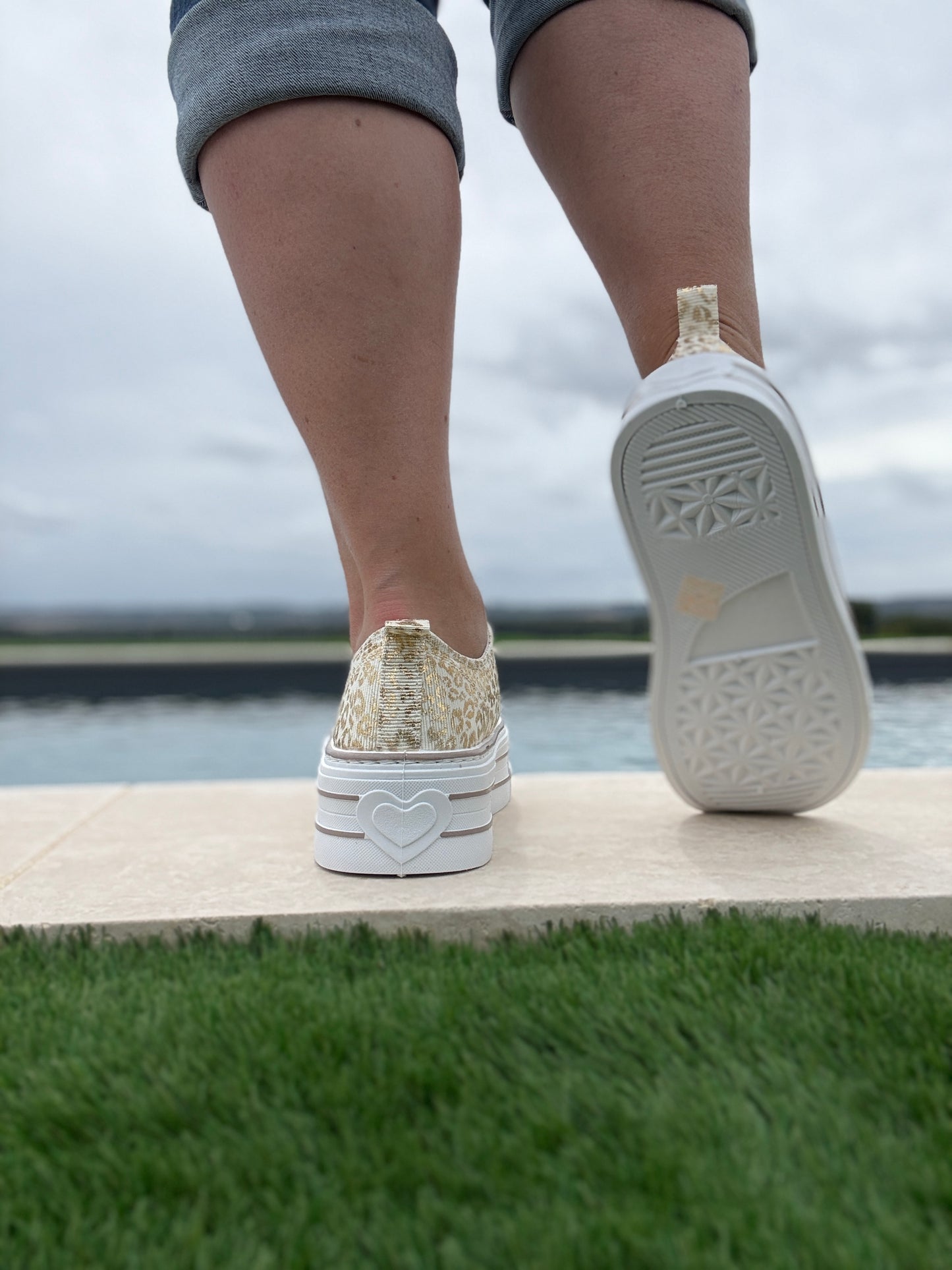 Chaussures baskets basses semelle compensée tissu motif léopard doré style converse