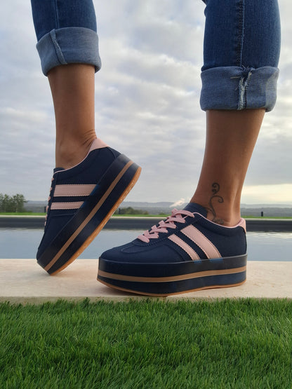 Chaussures baskets basses compensées bleu marine avec bandes roses style sneakers campus