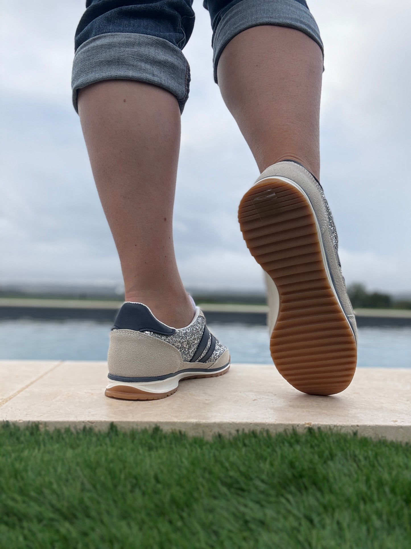Chaussures baskets basses gris pailleté avec des rayures bleu marine style sneakers