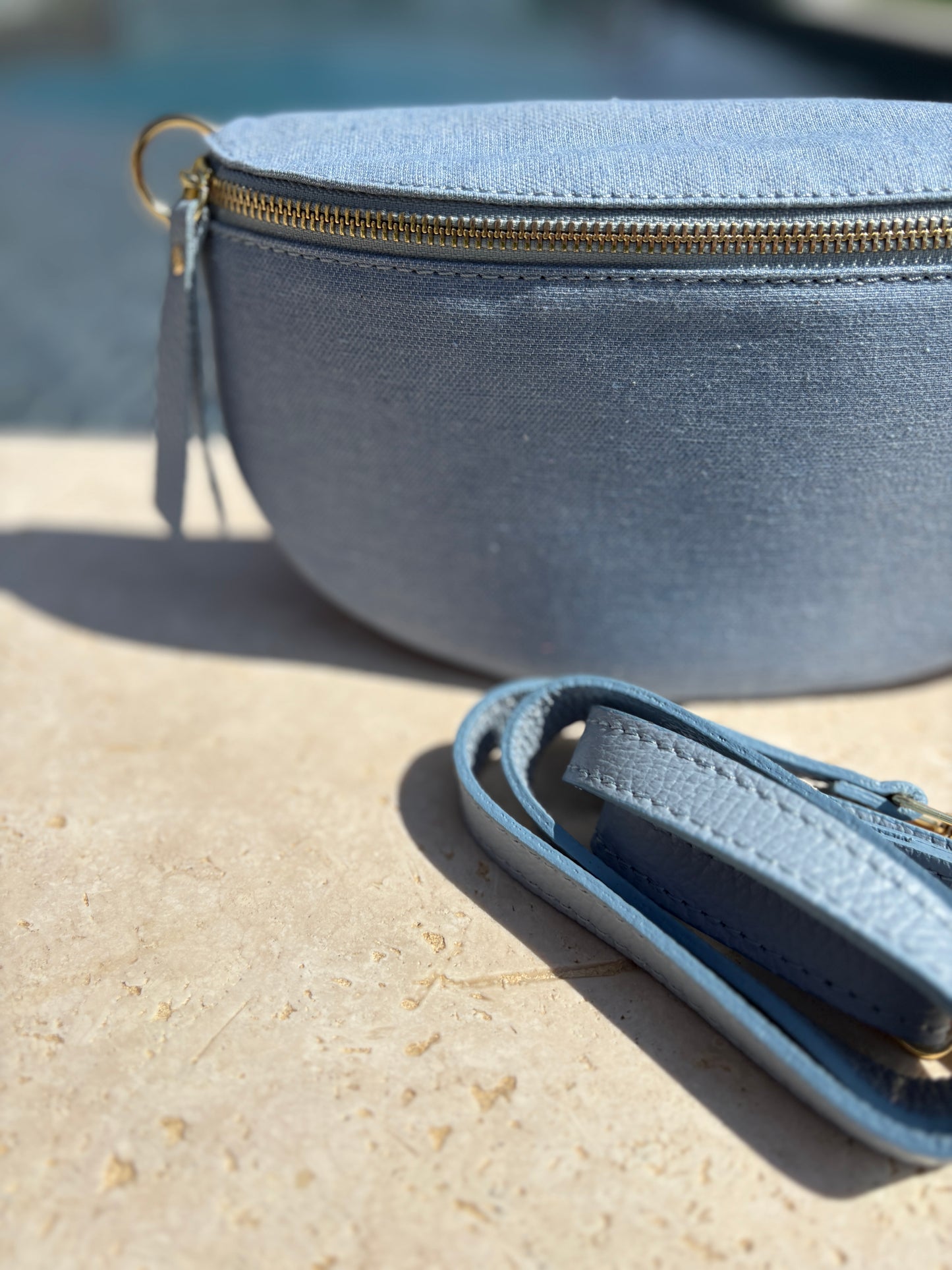 Sac banane tissu jean bandouliere bleu clair en cuir
